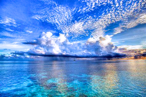 Questa immagine ha l'attributo alt vuoto; il nome del file è nuvole-sul-mare.png