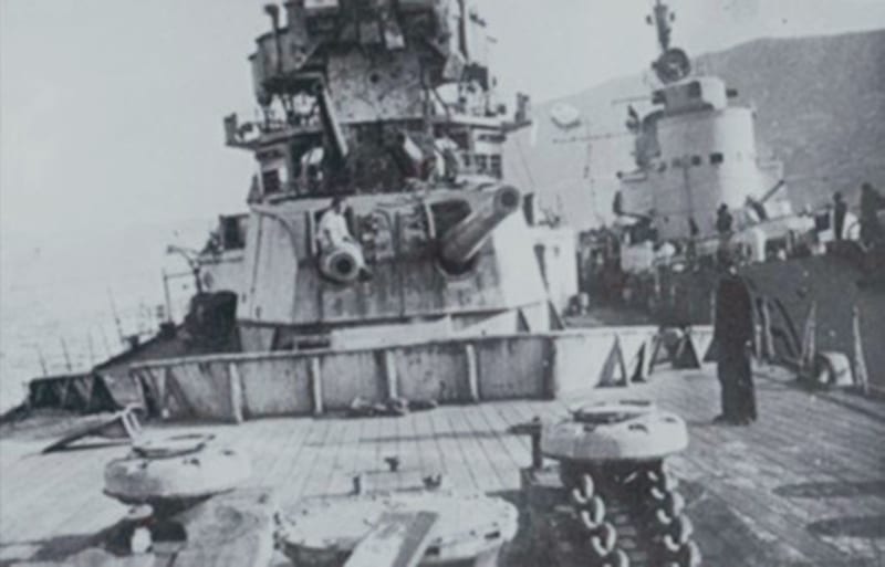 Questa immagine ha l'attributo alt vuoto; il nome del file è HMS-York-Suda-Bay.jpg