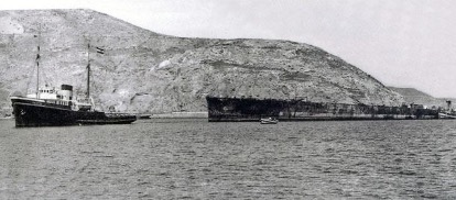 Questa immagine ha l'attributo alt vuoto; il nome del file è 8-Trieste-a-traino-del-rimorchiatore-Thames-per-il-trasferimento-all-Arsenale-Navale-del-Ferrol-ago-sett-1951.jpg