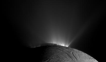 Questa immagine ha l'attributo alt vuoto; il nome del file è Enceladus_jet_NASA.jpg
