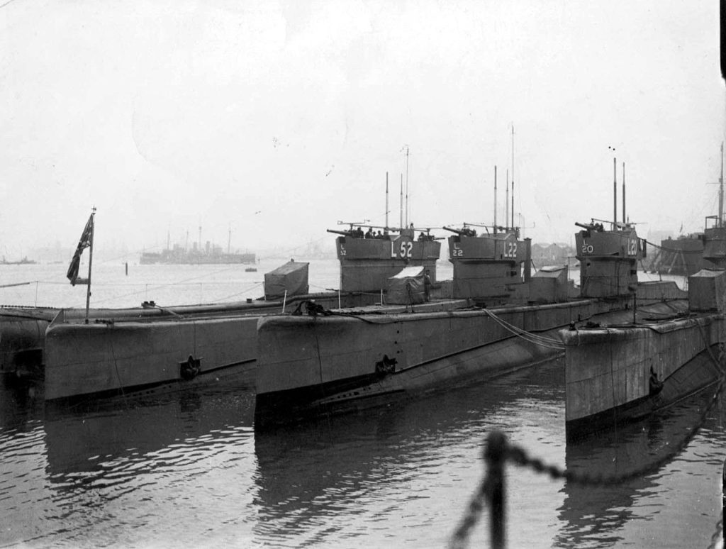 Questa immagine ha l'attributo alt vuoto; il nome del file è Submarine_Flotilla_1933_claas-L-at_Gosport-1024x774.jpg