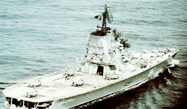 Questa immagine ha l'attributo alt vuoto; il nome del file è P1123-Leningrad-and-an-escorting-destroyer-entered-Indian-Ocean-and-joined-in-the-mine-clearing-operation-at-the-end-of-July-1974.jpeg