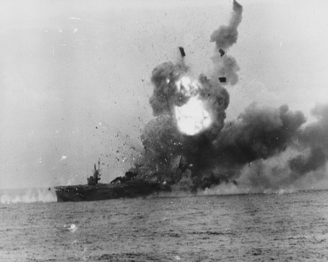 Questa immagine ha l'attributo alt vuoto; il nome del file è STORIA-MARINA-US-Explosion_on_USS_ST._LO_CVE-63_after_she_was_hit_be_a_Kamikaze_of_Samar_During_the_Battle_of_Leyte_Gulf_October_25th_1944._50232606747.jpg