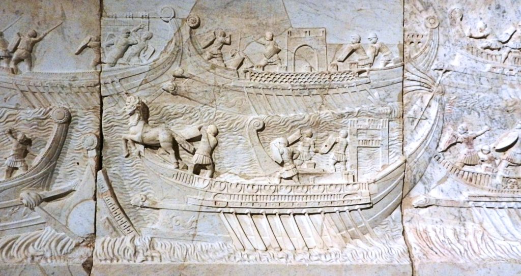 Questa immagine ha l'attributo alt vuoto; il nome del file è fregio-Medinaceli-raffigura-la-battaglia-navale-di-Azio-2-settembre-31-a.C.-fregio-databile-allepoca-augustea-1024x543.jpg