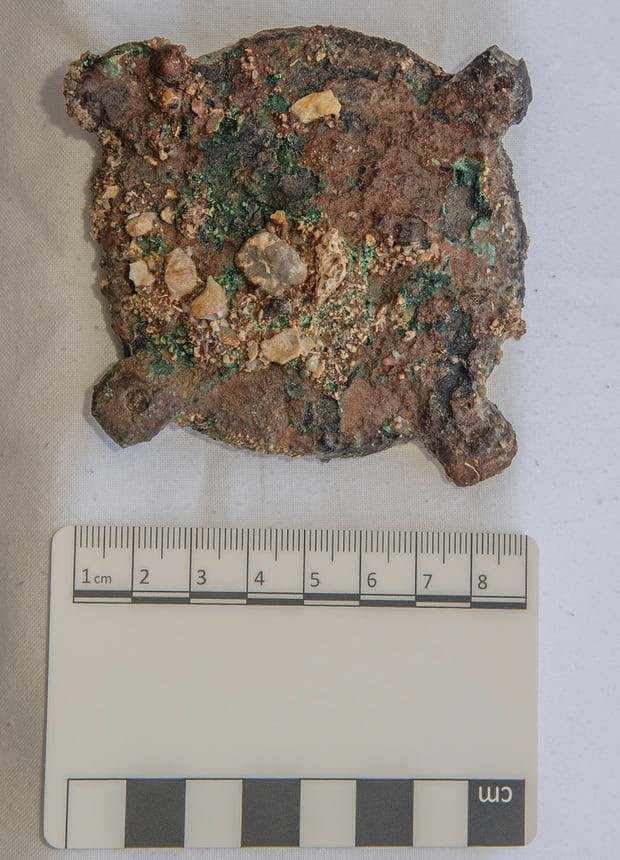 I subacquei inoltre hanno scoperto questo pezzo di materiale che reca un disco di bronzo che corrisponde alle dimensioni delle ruote dentate trovate nel meccanismo Antikythera. Fotografia: Brett Seymour / EUA / ARGO 2017