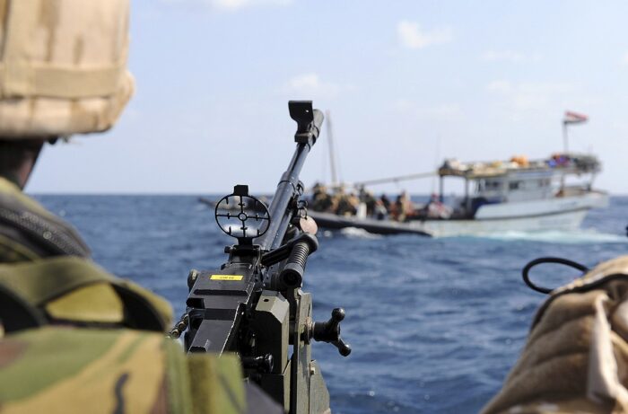 PIRATI 1200px-Royal_Marines_Keeping_Watch_Over_Suspect_Dhow_MOD_45152203