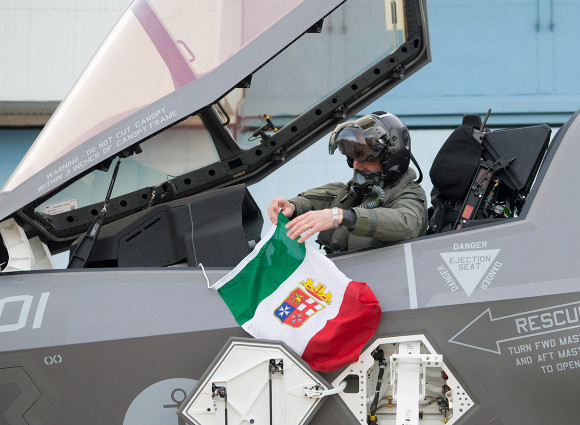 Questa immagine ha l'attributo alt vuoto; il nome del file è f-35-marina-militare-italiana-prima-trasvolata-atlantica.jpg