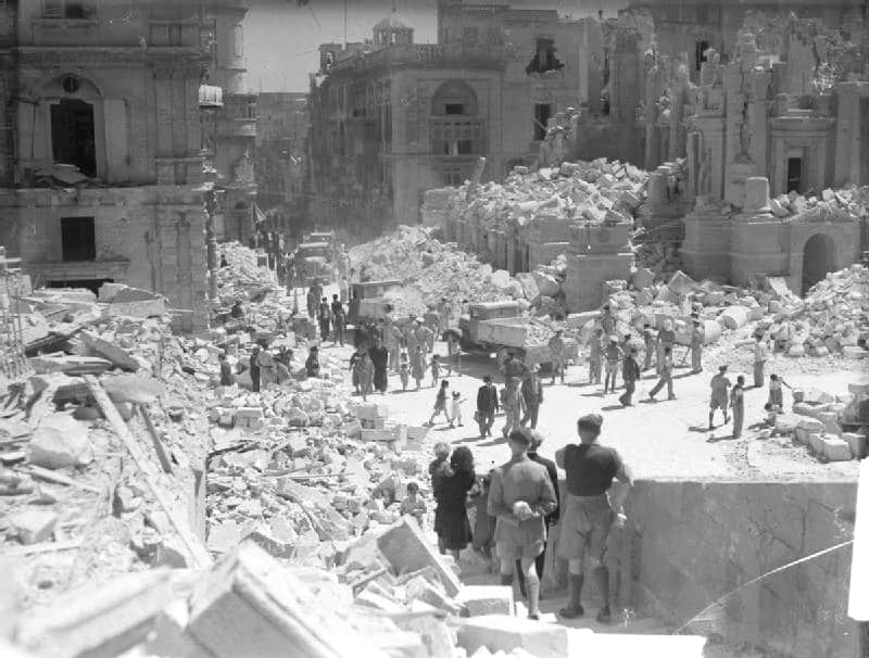 Questa immagine ha l'attributo alt vuoto; il nome del file è aftermath-of-a-bombing-raid-in-the-maltese-capital-of-valetta.-wikimedia.jpg