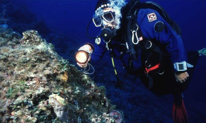 Questa immagine ha l'attributo alt vuoto; il nome del file è ventotene-ventotene-academy.jpg