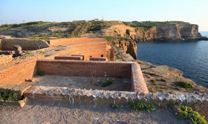 Questa immagine ha l'attributo alt vuoto; il nome del file è ventotene-villa-di-Giulia.jpg