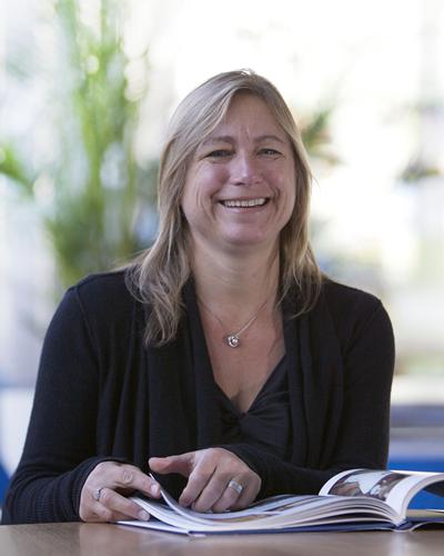 Questa immagine ha l'attributo alt vuoto; il nome del file è lucy_blue.jpg