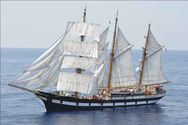 Questa immagine ha l'attributo alt vuoto; il nome del file è nave-Palinuro.jpg