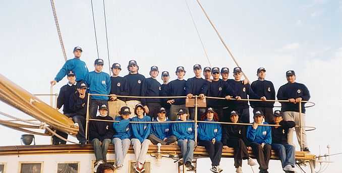 Questa immagine ha l'attributo alt vuoto; il nome del file è ragazzi-su-nave-scuola.jpg