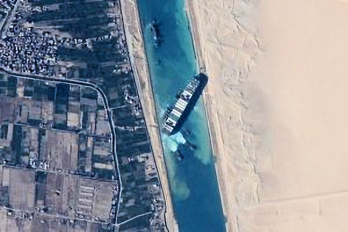 NAVI-MERCANTILI-Ever_Given_in_Suez_Canal_viewed_from_ISS_cropped_3_to_2-300x200