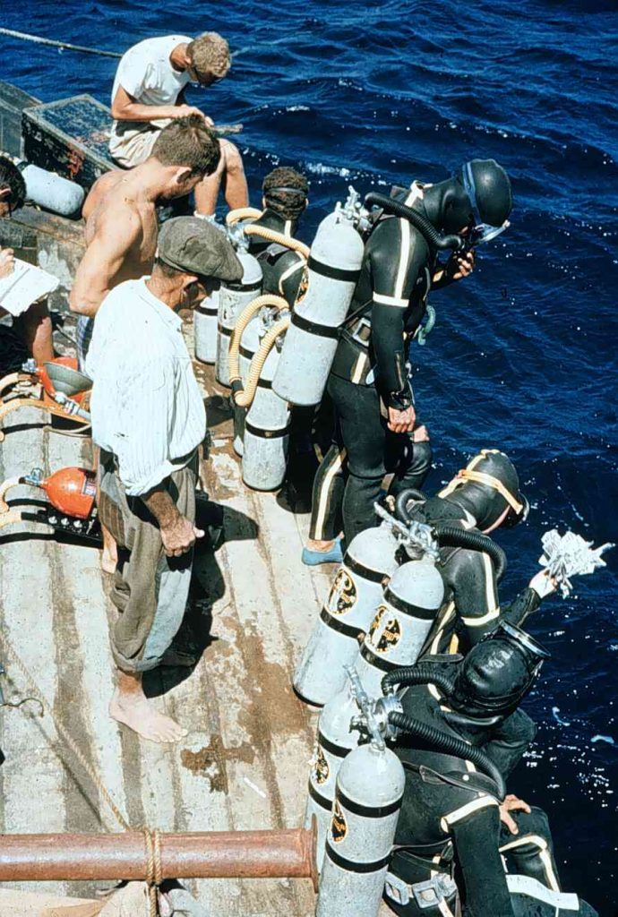 Questa immagine ha l'attributo alt vuoto; il nome del file è yassi-adA-DIVER-690x1024.jpg