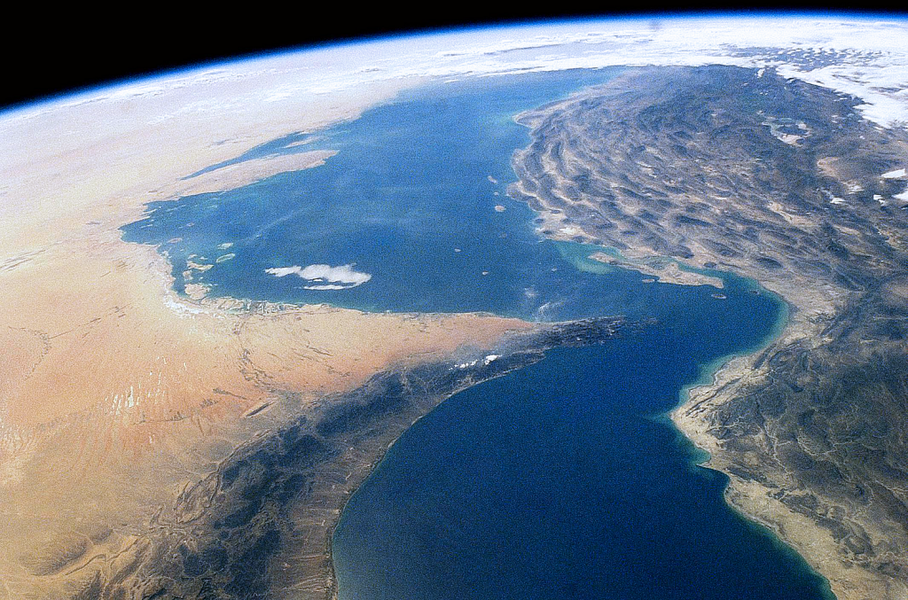 Questa immagine ha l'attributo alt vuoto; il nome del file è strait-of-hormuz-sat-1024x677.png