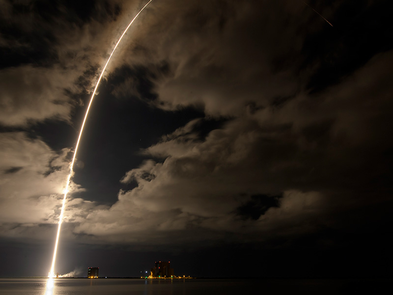 Questa immagine ha l'attributo alt vuoto; il nome del file è razzo-Atlas-V-della-United-Launch-Alliance-con-la-navicella-spaziale-Lucy-a-bordo.jpg