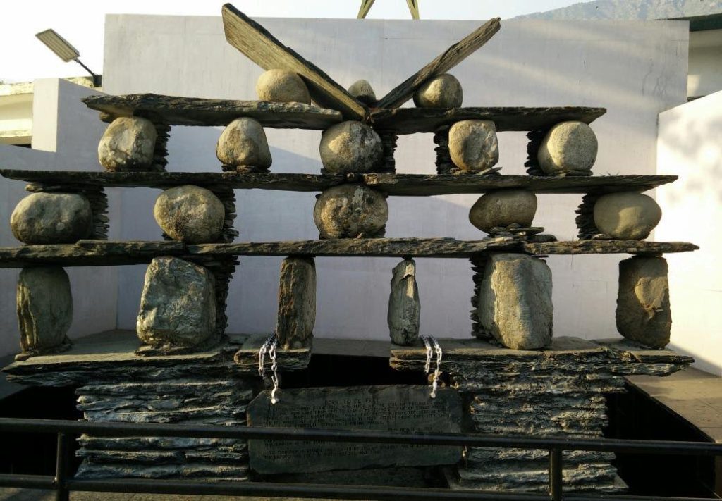 Questa immagine ha l'attributo alt vuoto; il nome del file è yol-monument-2-1024x711.jpg