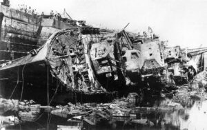 HMS Kingston in bacino di carenaggio a Malta l'11 aprile 1942 IWM