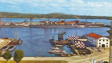 Questa immagine ha l'attributo alt vuoto; il nome del file è 1-Larsenale-di-El-Ferrol-al-centro-lincr-Canarias-a-sn.jpg