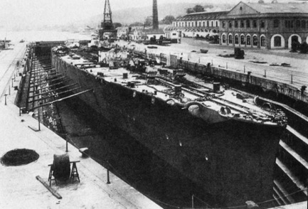 Questa immagine ha l'attributo alt vuoto; il nome del file è 5a-Lo-scafo-del-Trieste-immesso-nel-bacino-n2-di-El-Ferrol.jpg