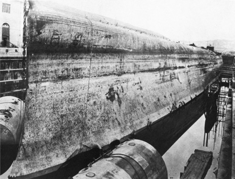 Questa immagine ha l'attributo alt vuoto; il nome del file è 7-Il-relitto-del-Trieste-in-bacino-a-La-Spezia-giugno-1950-da-orizzonte-mare-Bizzarri-ed.-Roma-1977.jpg