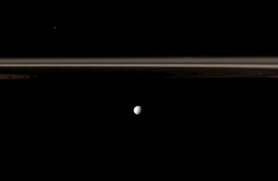 Questa immagine ha l'attributo alt vuoto; il nome del file è Ocean-of-liquid-water-on-Mimas-satellite-of-Saturn-545x355-1.jpg