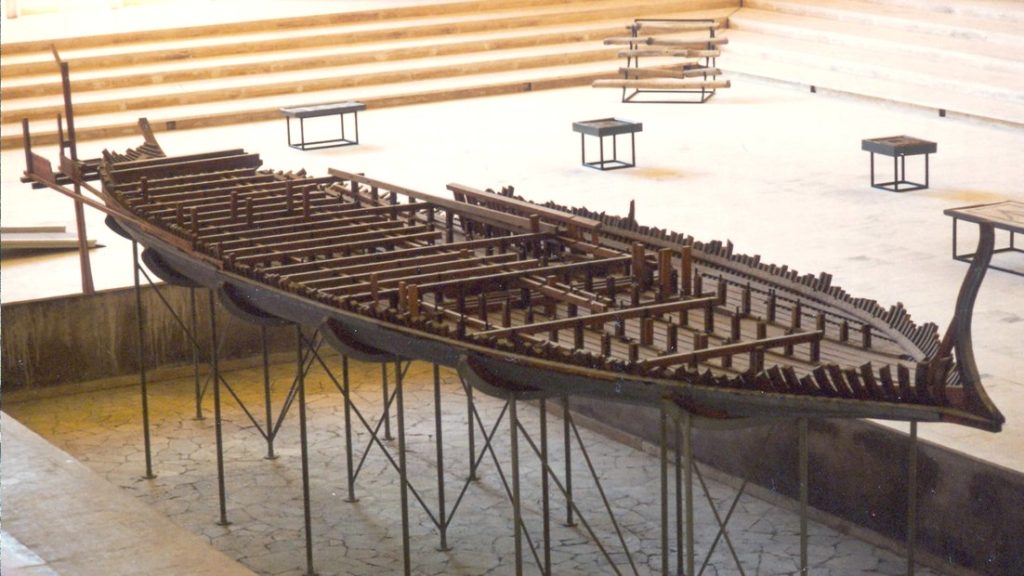Questa immagine ha l'attributo alt vuoto; il nome del file è onde09_nave-nemi-1024x576.jpg