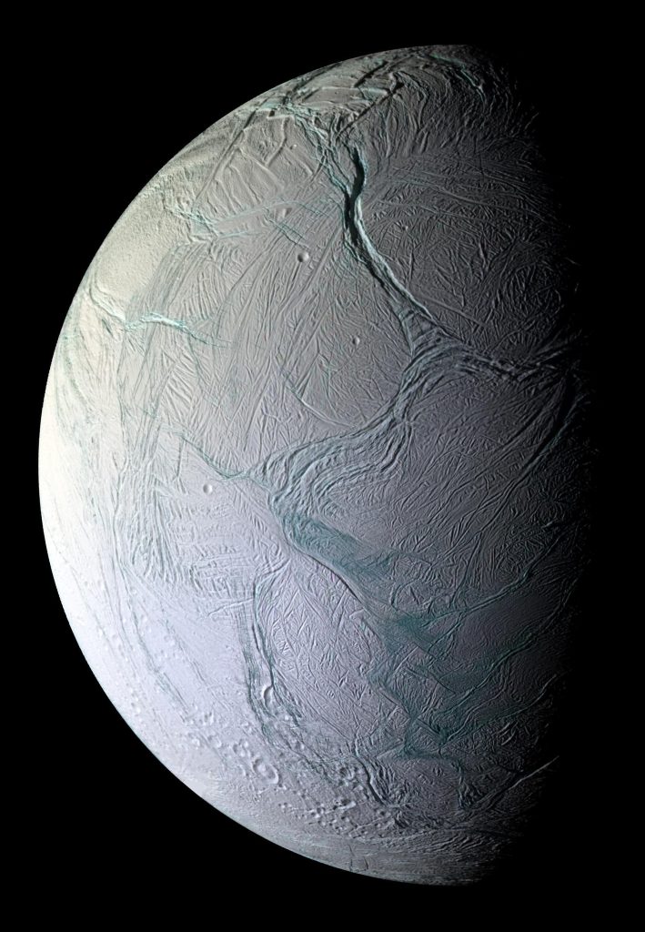 Questa immagine ha l'attributo alt vuoto; il nome del file è Enceladus_NASA-709x1024.jpg
