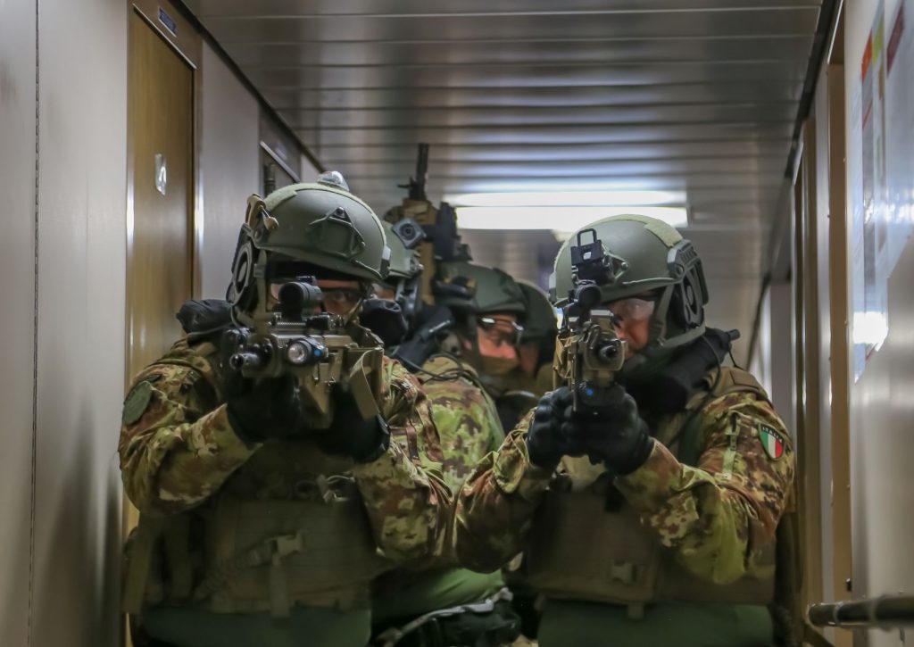 Questa immagine ha l'attributo alt vuoto; il nome del file è anti-pirateria-grande-congo2-1024x725.jpg