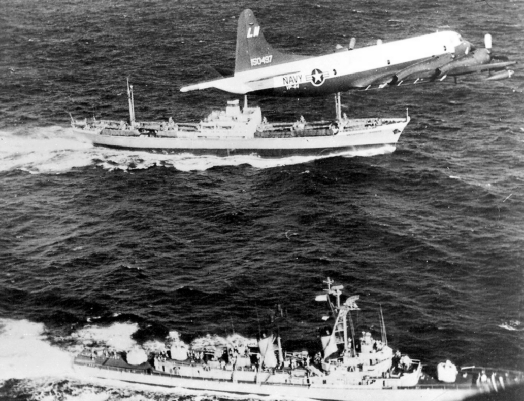 Questa immagine ha l'attributo alt vuoto; il nome del file è P-3A_VP-44_over_USS_Barry_DD-933_and_Metallurg_Anosov_during_Cuban_Missile_Crisis_1962.jpg