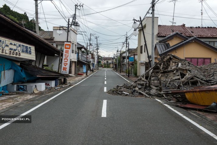 Questa immagine ha l'attributo alt vuoto; il nome del file è fukushima-desertedstreets.jpg.990x0_q80_crop-smart-e1443726699349.jpg