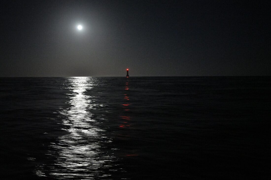 Phare_de_la_Jument_une_nuit_de_pleine_lune_(Ifremer_00777-88932)