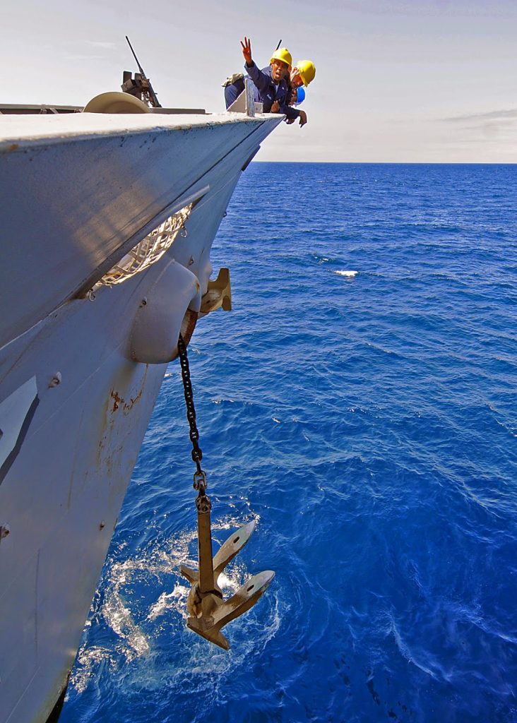 Questa immagine ha l'attributo alt vuoto; il nome del file è Anchor_raising_-_USS_Vella_Gulf_CG_72-732x1024.jpg