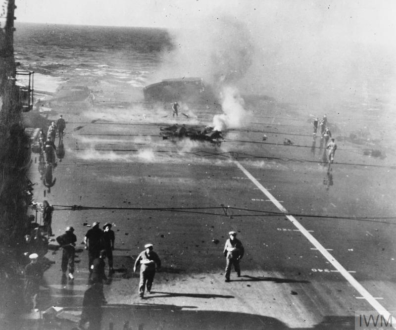 Questa immagine ha l'attributo alt vuoto; il nome del file è Hms-illoustrious-con-il-ponte-in-fiamme-gennaio-1941-dopo-attacco-aereo-italo-tedesco.jpg