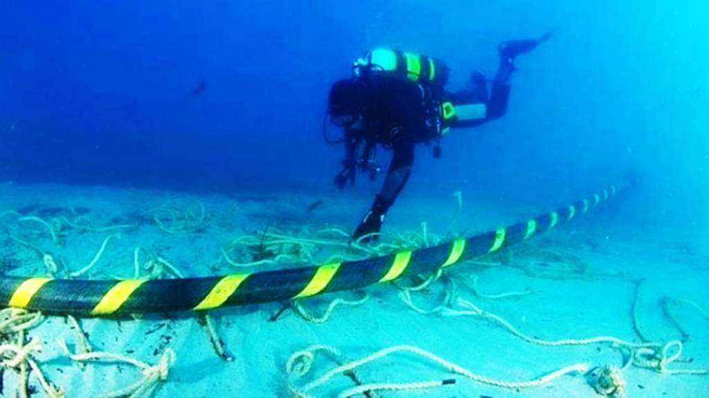 Questa immagine ha l'attributo alt vuoto; il nome del file è cable-underwater-1024x576.png