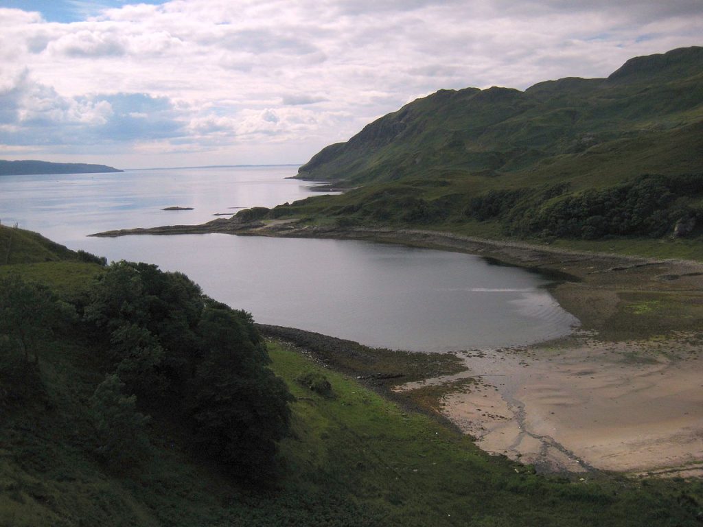 Questa immagine ha l'attributo alt vuoto; il nome del file è 1280px-Am_Sunart_Loch-wikipedia-irlanda-1024x768.jpg