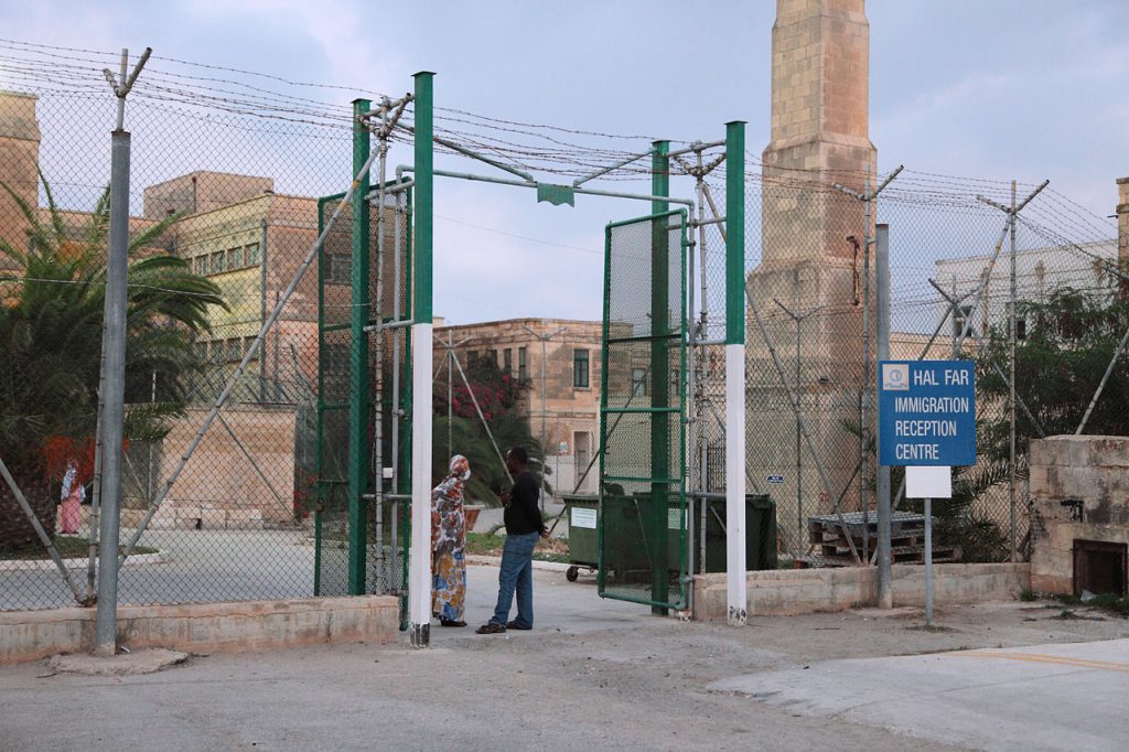 Questa immagine ha l'attributo alt vuoto; il nome del file è 1280px-Halfar-refugee-camp-malta-wikipedia-free-1024x682.jpg