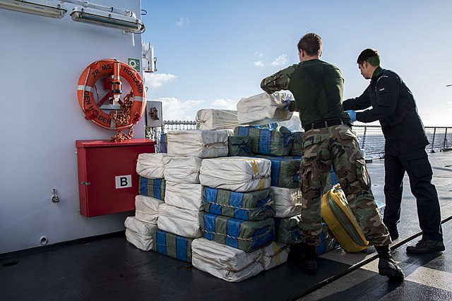 Questa immagine ha l'attributo alt vuoto; il nome del file è ANTIDROGA-IN-MARE-640px-Drugsvangst_2017_Zr.Ms_._Holland.jpg