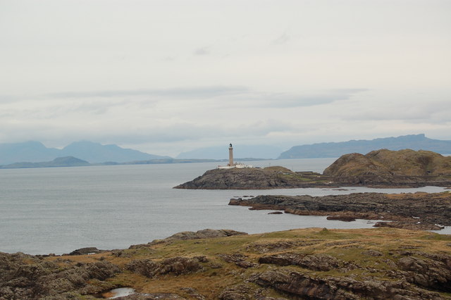 Questa immagine ha l'attributo alt vuoto; il nome del file è Ardnamurchan_Lighthouse_and_the_Small_Isles_-_geograph.org_.uk_-_wikipedia.jpg