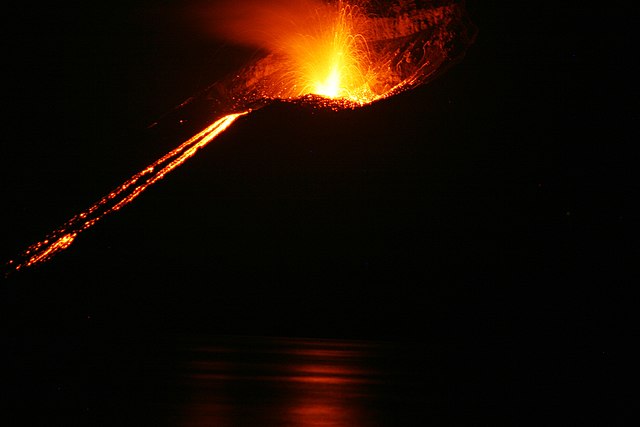 Questa immagine ha l'attributo alt vuoto; il nome del file è GEOLOGIA-VULCANO-Krakatoa_eruption_2008.jpg