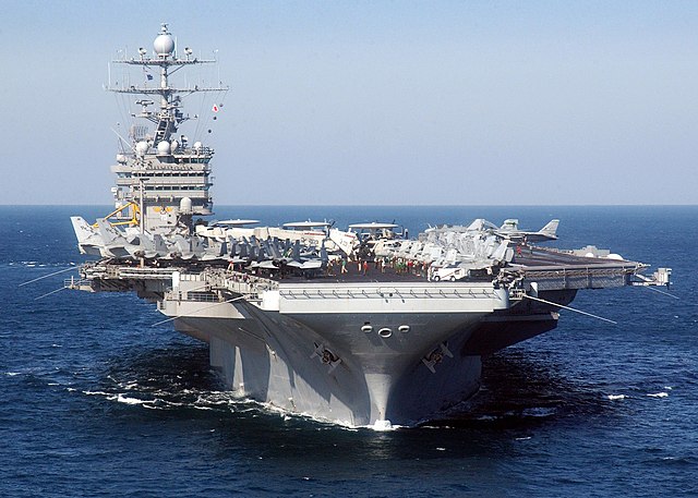 Questa immagine ha l'attributo alt vuoto; il nome del file è GEOPOLITICA-MARINA-USA-US_Navy_041230-N-4308O-099_The_Nimitz-class_aircraft_carrier_USS_Harry_S._Truman_CVN_75_underway_in_the_Persian_Gulf.jpg