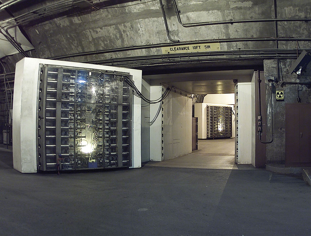 MARINA-DIFESA-USA-1280px-NORADBlast-Doors