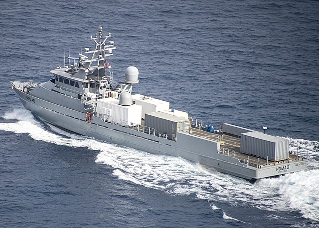 Questa immagine ha l'attributo alt vuoto; il nome del file è MARINA-US-LUSV-The_large_unmanned_surface_vessel_Nomad_arrives_at_Pearl_Harbor_to_participate_in_RIMPAC2022.jpg