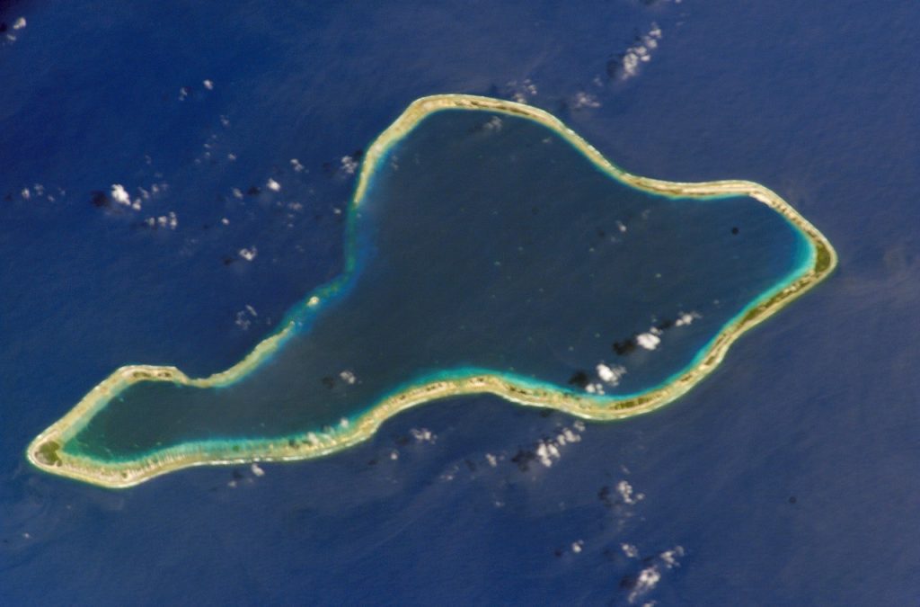 Questa immagine ha l'attributo alt vuoto; il nome del file è Moruroa_atoll-1024x675.jpg