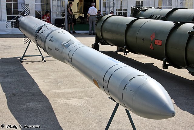 Questa immagine ha l'attributo alt vuoto; il nome del file è RUSSIA-MISSILE-KALIBR-91RE1_submarine_launched_anti-submarine_missile_from_Kalibr-PLE-Club-S_system_01.jpg