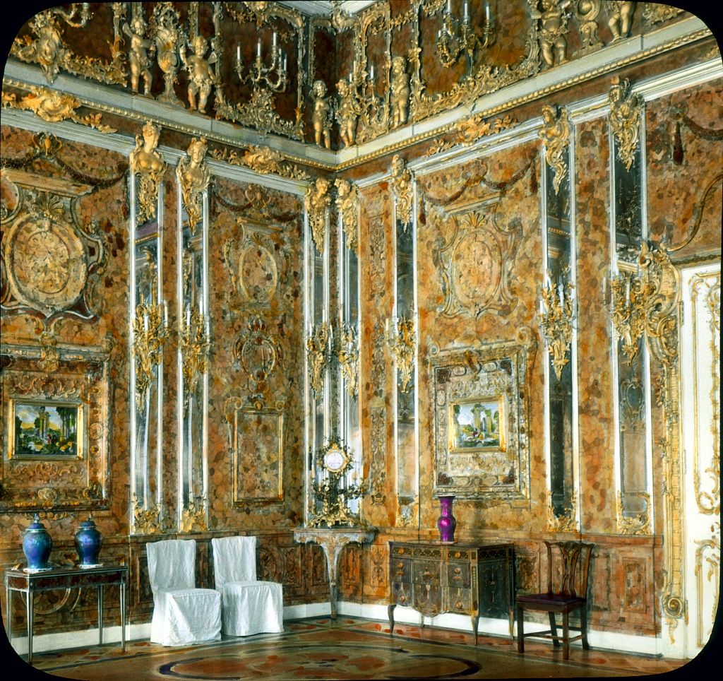 Questa immagine ha l'attributo alt vuoto; il nome del file è STORIA-RUSSA-Catherine_Palace_interior_-_Amber_Room_1.jpg