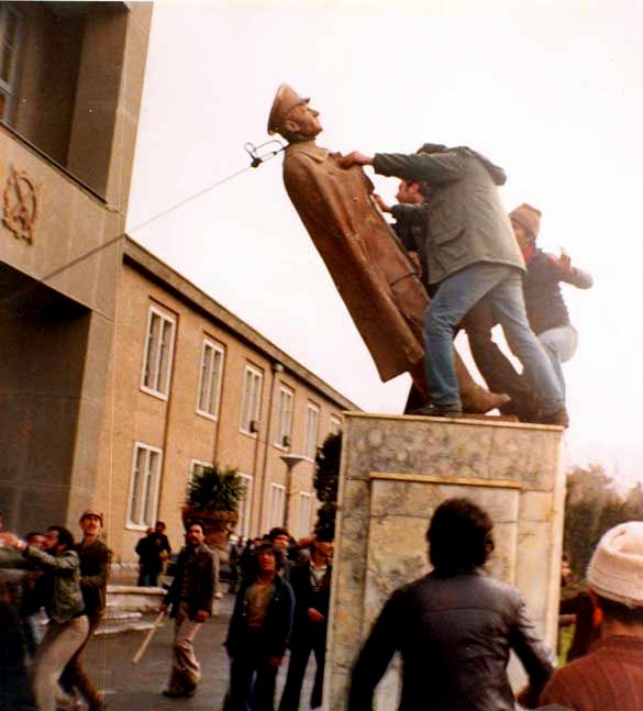 Questa immagine ha l'attributo alt vuoto; il nome del file è Statue_of_Shah_Revolution-islamic-1979-wikipedia.jpg