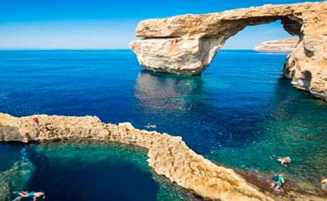 Questa immagine ha l'attributo alt vuoto; il nome del file è blue-hole-malta.jpg