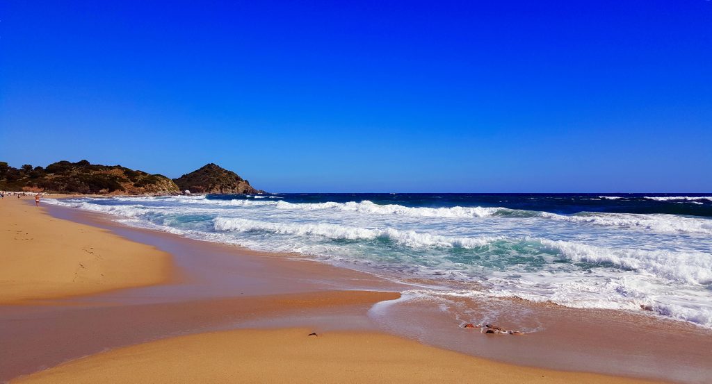 Questa immagine ha l'attributo alt vuoto; il nome del file è sardegna-costa-rey-1024x553.jpg